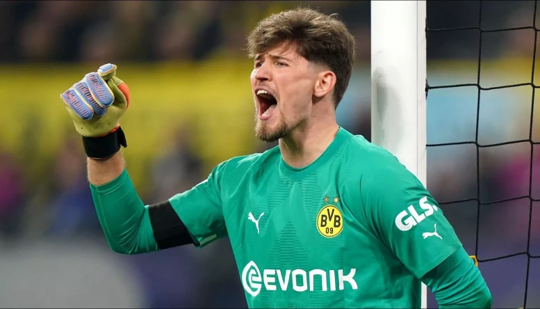 borussia-dortmund-goalkeeper-gregor-kobel16