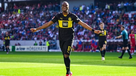 carney-chukwuemeka-celebrates-after-his-goal-for-borussia-dortmund16