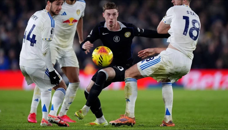 Chelsea's Cole Palmer battles for the ball with Leeds players 