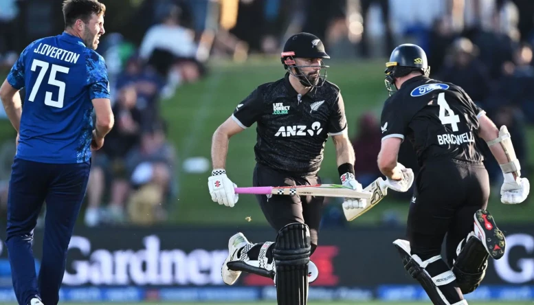 Daryl Mitchell and Michael Bracewell for New Zealand