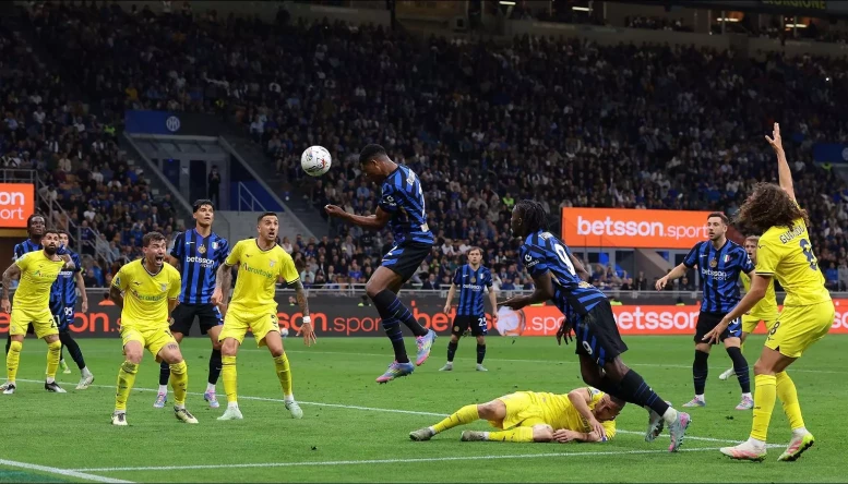 Denzel Dumfries of FC Internazionale scores to give his side the lead
