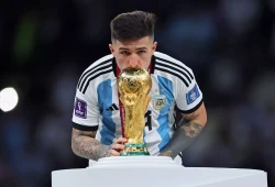 Enzo Fernandez with the World Cup trophy
