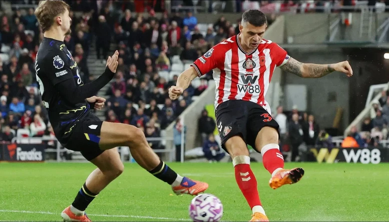 Granit Xhaka of Sunderland scores their equalizing goal 