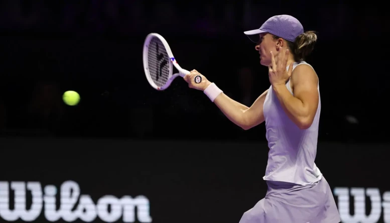 Iga Siatek WTA Finals 2025 R1 alamy