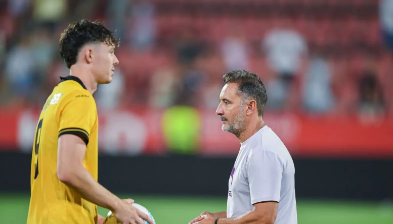 Jorgen Strand Larsen and Vitor Pereira August 3, 2025