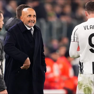 Juventus's head coach Luciano Spalletti speak to Dusan Vlahovic