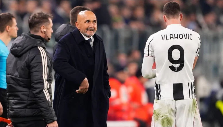 Juventus's head coach Luciano Spalletti speak to Dusan Vlahovic 