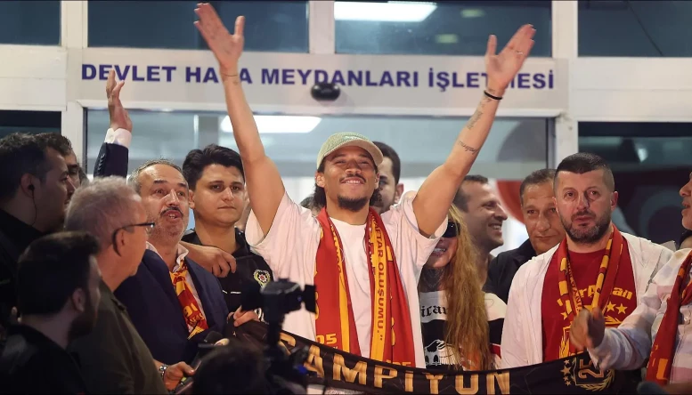 Leroy Sane with Galatasaray fans