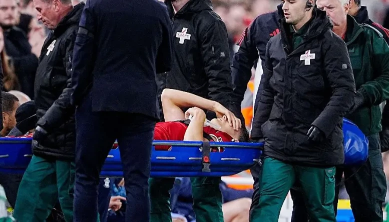 Liverpool's Giovanni Leoni is stretched off after being injured
