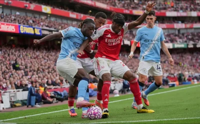 manchester-city-s-jeremy-doku-and-arsenal-s-noni-madueke-fight-for-the-ball-21-september-202516.webp