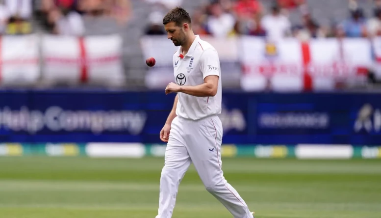 Mark Wood marking his run up 