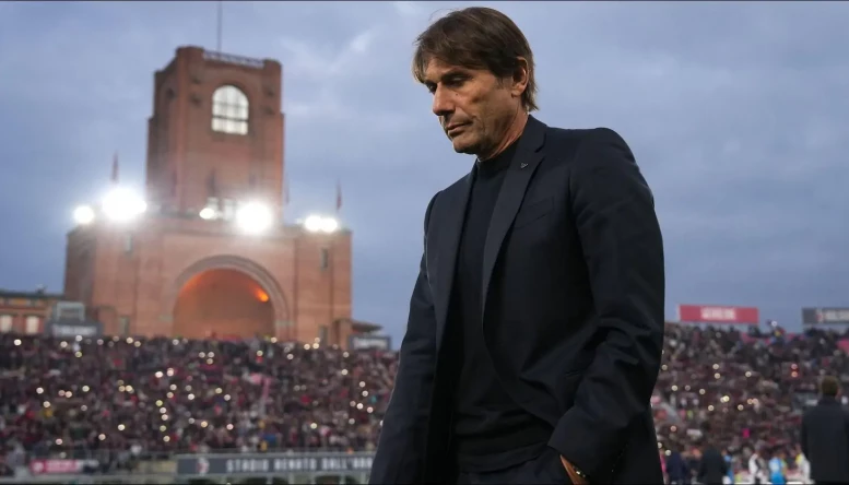 Napoli's head coach Antonio Conte leaves the field 