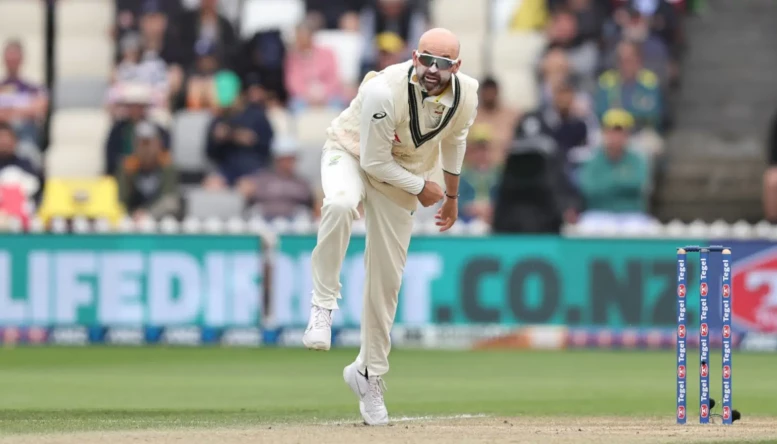 Nathan Lyon bowling stride