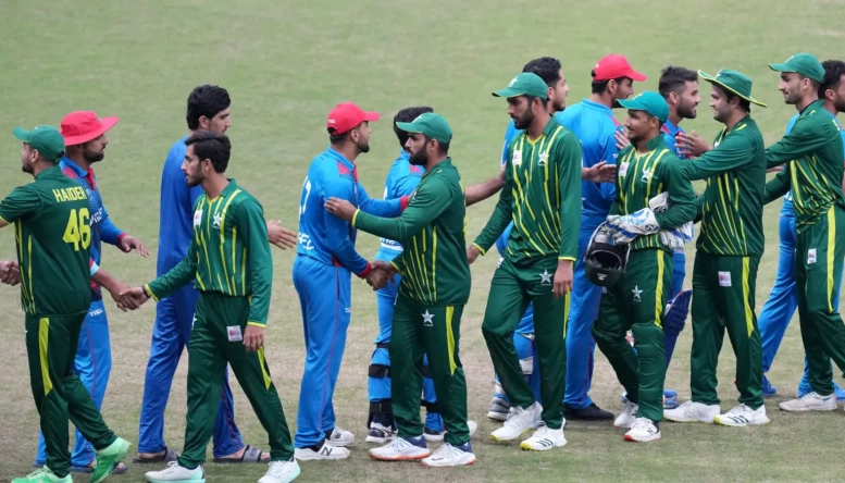 Pakistan and Afghanistan shaking hands