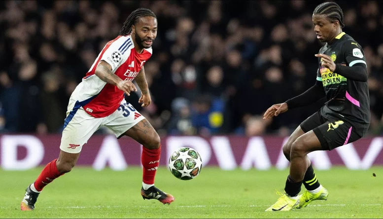 raheem-sterling-of-arsenal-challenges-with-tyrell-malacia-of-psv-eindhoven16