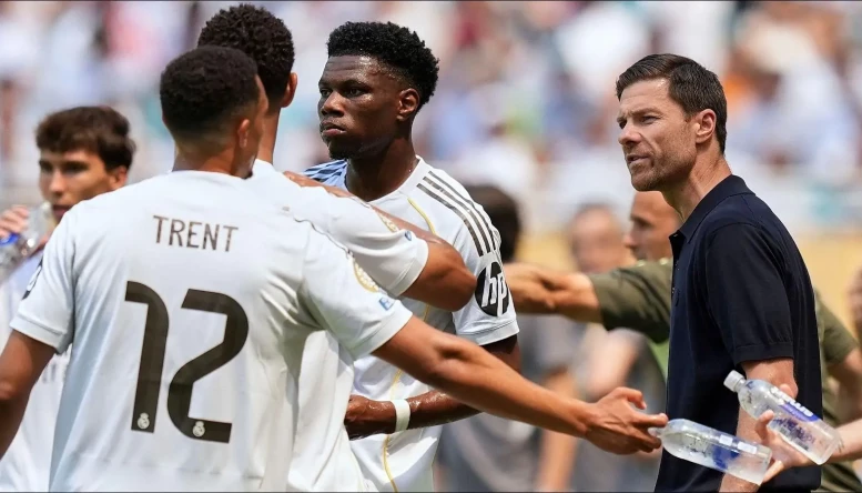 Real Madrid's Xabi Alonso talks to players