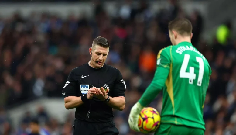 referee-robert-jones-giving-a-yellow-card-to-goalkeeper-jakub-stolarczyk-of-leicester-city-for-time-wasting-25-jan-202516