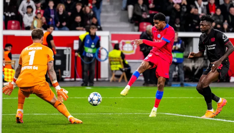 Senny Mayulu of Paris Saint-Germain v Bayer Leverkusen UCL Oct 2025 alamy