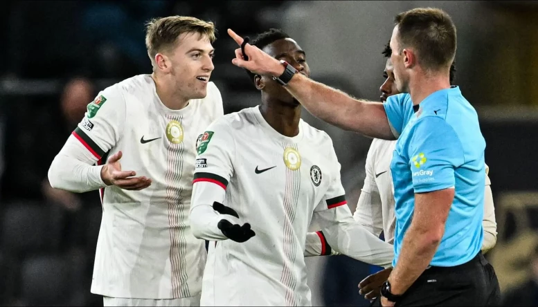 Thomas Bramall issues a card and a red card to Liam Delap of Chelsea