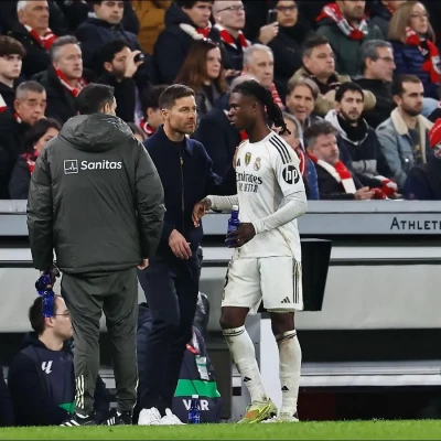 Xabi Alonso and injured Eduardo Camavinga of Real Madrid chat 
