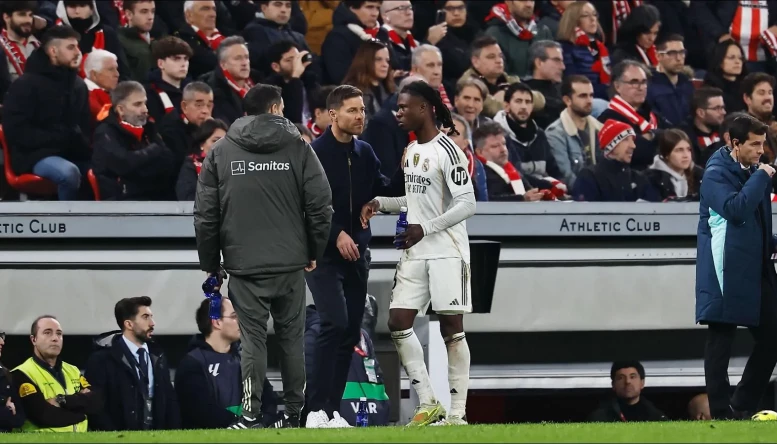 Xabi Alonso and injured Eduardo Camavinga of Real Madrid chat 